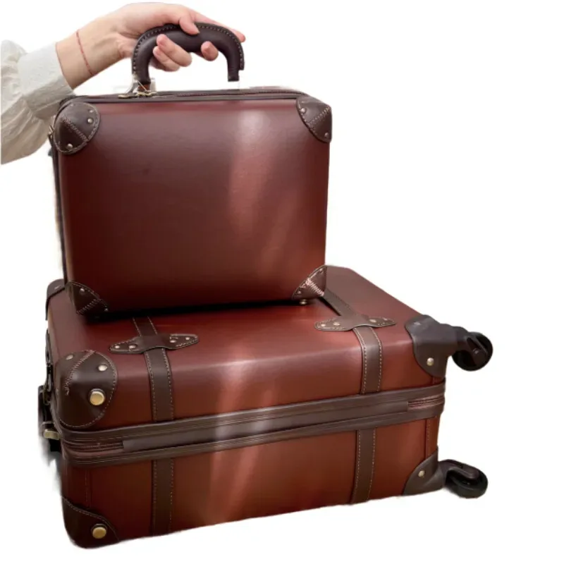 valise voyage forme carrée poignées latérales marron bandes noires rivets dorés cuir simili matière bagage roulante