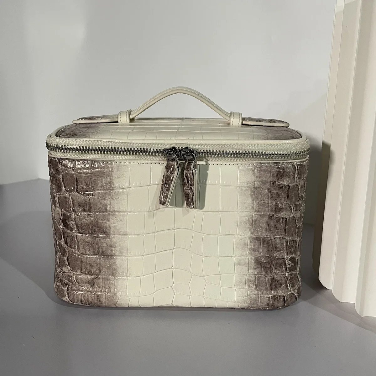 sac de maquillage en cuir de vachette à motif crocodile, nouveau, avec initiales gratuites, sac de toilette portable de voyage, grande capacité, sac de rangement pour cosmétiques