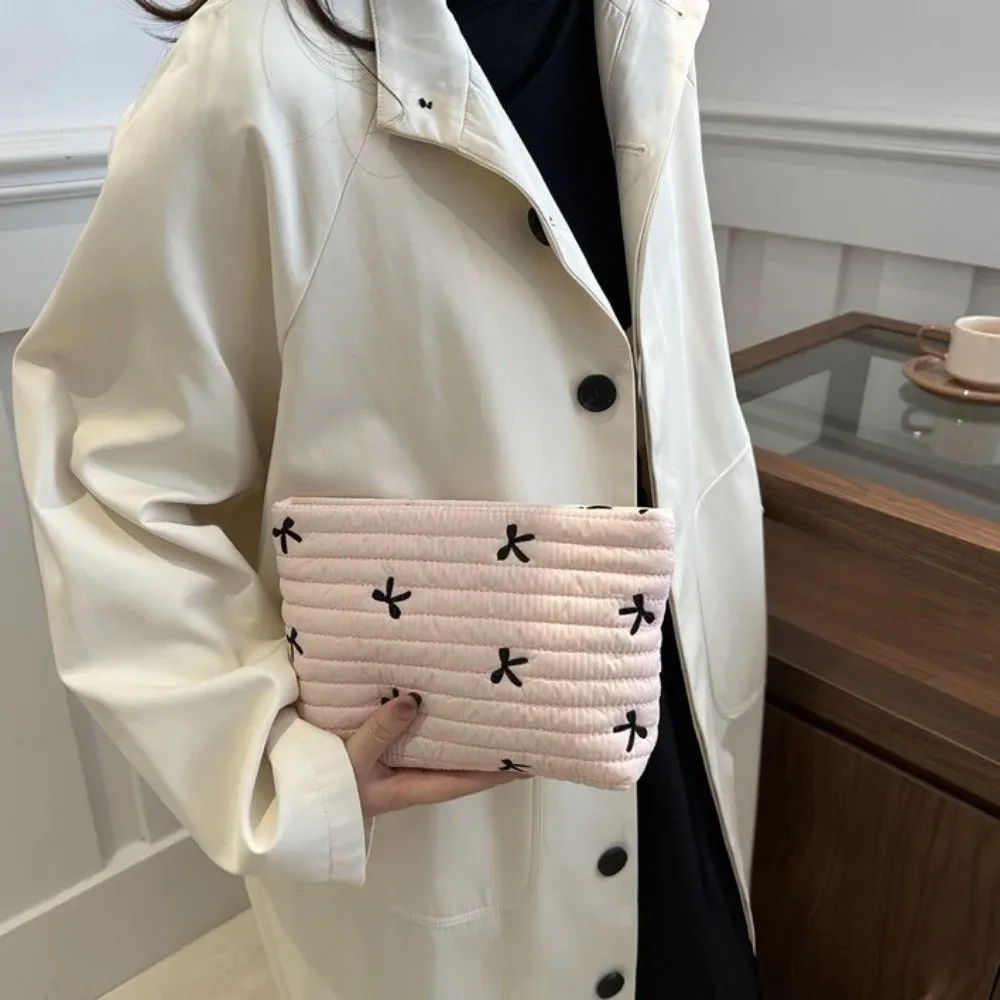 sac à cosmétiques brodé avec nœud, sac de toilette multifonctionnel de grande capacité avec fermeture éclair, sac de rangement pour serviettes hygiéniques en polyester pour femmes