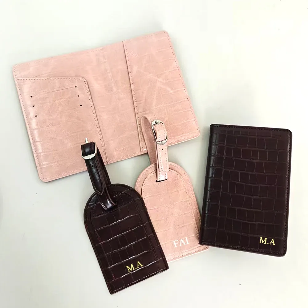 étiquette bagage polyester motif crocodile marron pochette passeport voyage identité bagage accessoires déplacement mode luxe
