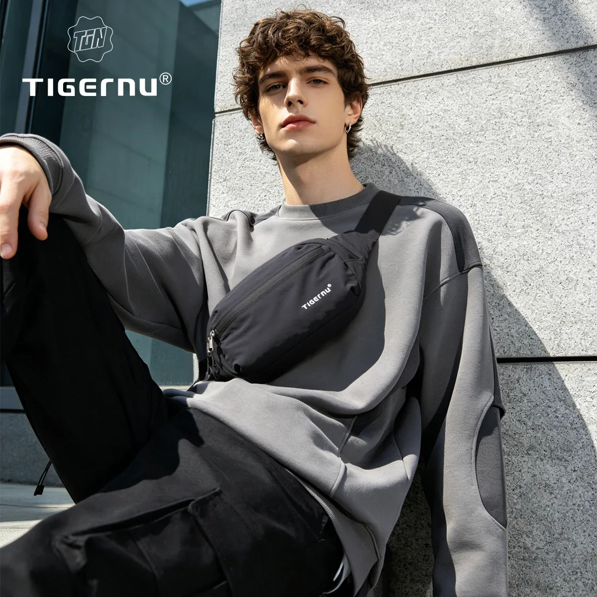 Tigernu Nouveau sac bandoulière léger pour homme, sac à bandoulière résistant aux éclaboussures, sac banane multifonctionnel pour homme