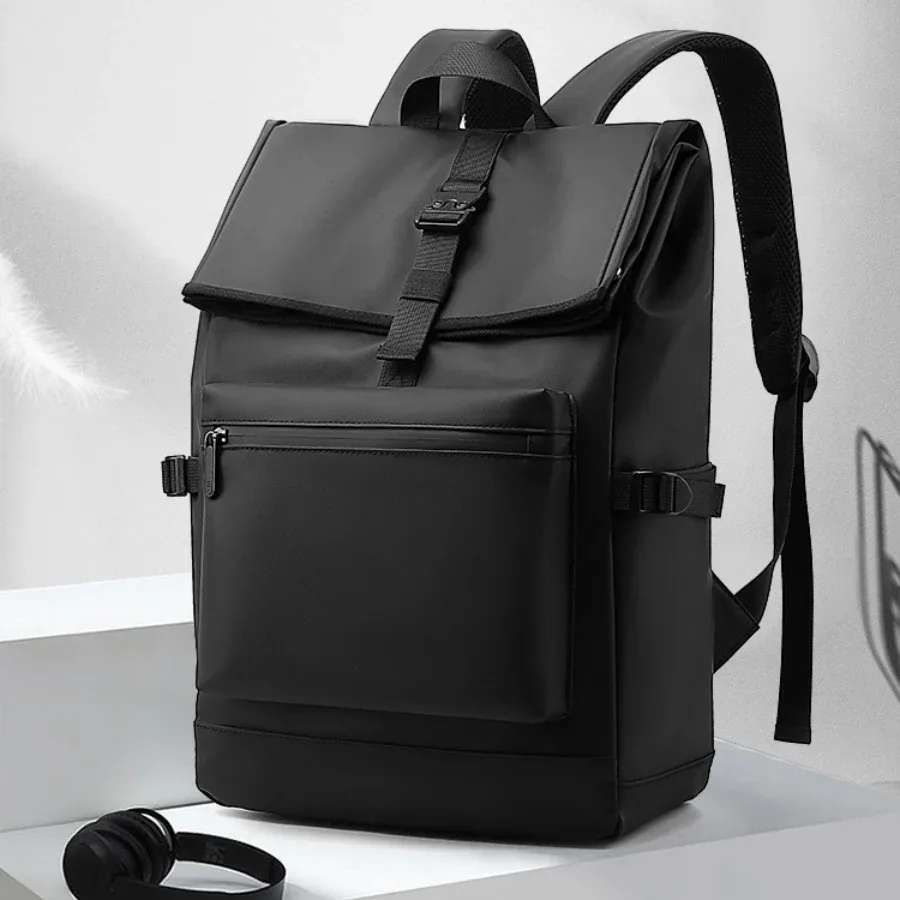 sac dos nylon noir design simple fonctionnel bandoulière arquée grand format polyester intérieur informatique décontracté voyage business