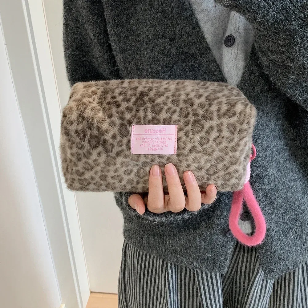 pochette de maquillage en peluche à imprimé léopard, sacs cosmétiques pour femmes, pochette pour étudiantes, sac de rangement portable pour produits de soin de la peau et articles de toilette