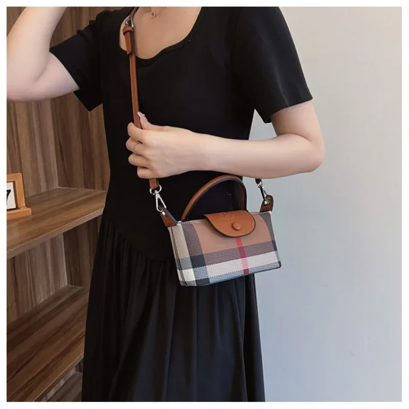 1 sac à bandoulière mini en pu avec rabat et bouton, avec sangle réglable, sac à main bandoulière