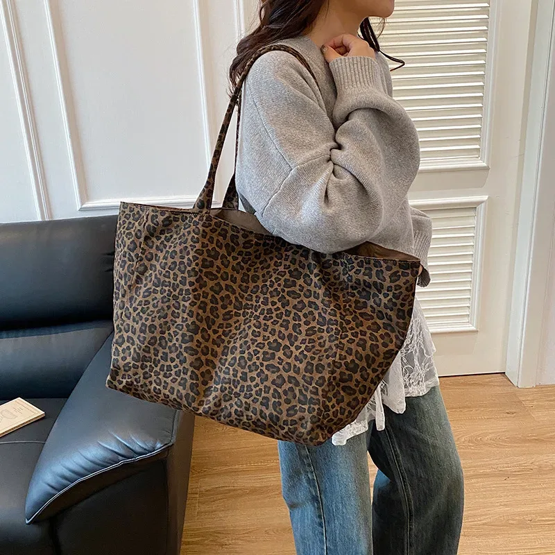 sac à bandoulière imprimé léopard pour femmes, texture simple, fourre-tout à poignée, sac de rangement décontracté polyvalent et pour les déplacements