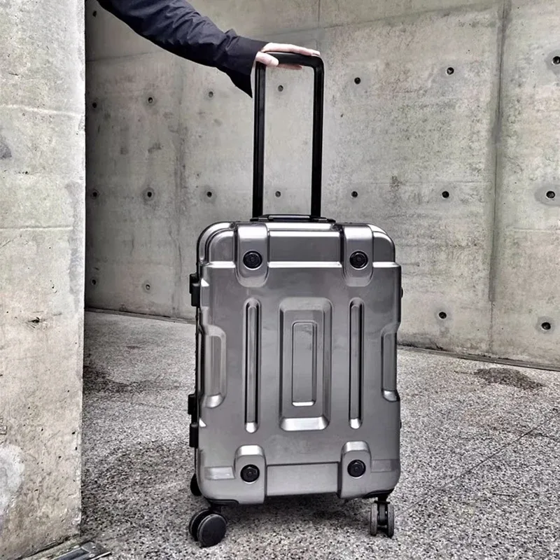 valise aluminium radiateur structure carrée argentée accents noirs lignes verticales horizontales bagages voyage durables
