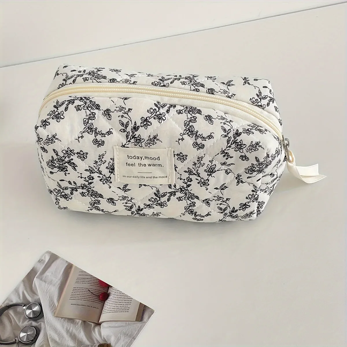 trousse cosmétique tissu coton fleur noire blanc voyage petite pochette carrée fermeture glissière étiquette mood durabilité