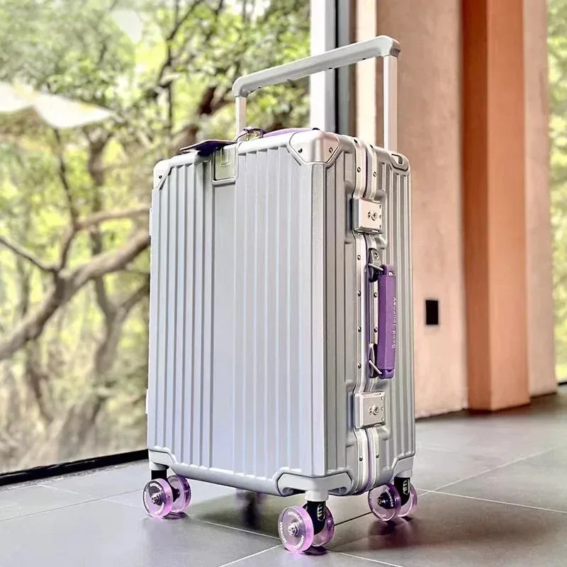 valise pc aluminium roues pivotantes silencieuses serrure tsa compartiments internes couleur noire ligne dorée grande capacité voyage