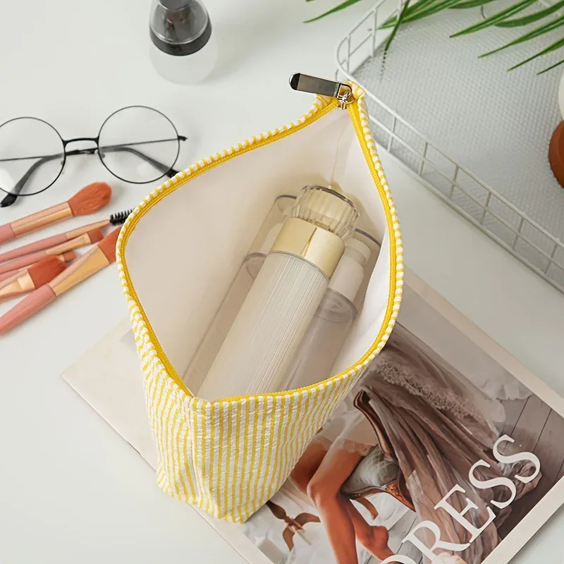 pochette de toilette brodée personnalisée à rayures, idéale pour le rangement des articles de beauté quotidiens, cadeau parfait pour les fêtes