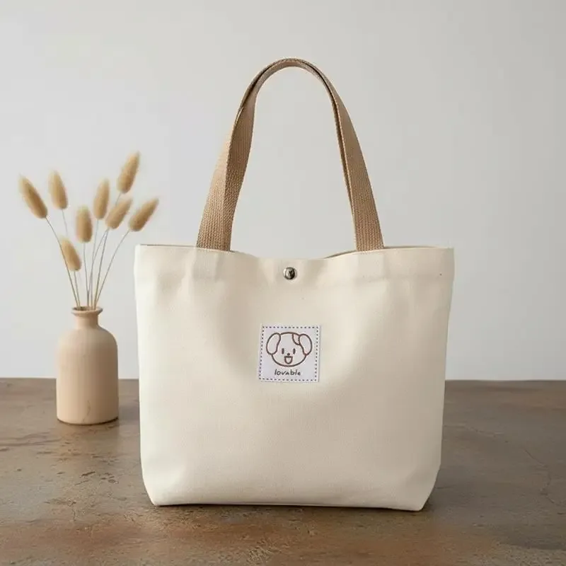 les sacs fourre-tout en toile et les sacs bandoulière en toile sont parfaits pour transporter des fournitures scolaires ou pour les voyages.
