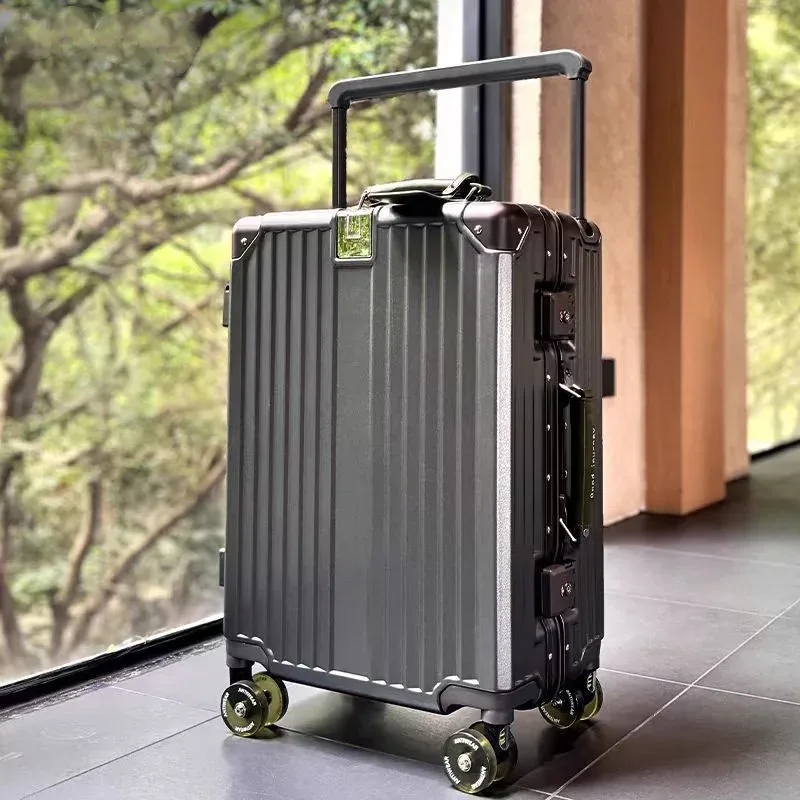valise pc aluminium roues pivotantes silencieuses serrure tsa compartiments internes couleur noire ligne dorée grande capacité voyage