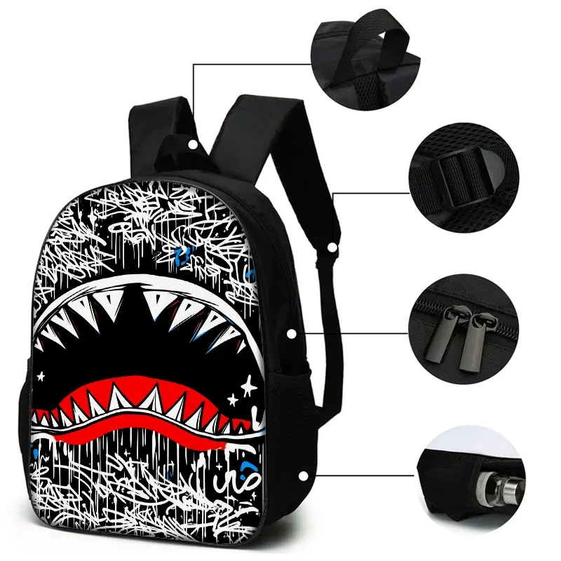 sac dos nylon noir motif requin graphique poignée souple bandoulière arquée compartiment principal poches latérales usage voyage école
