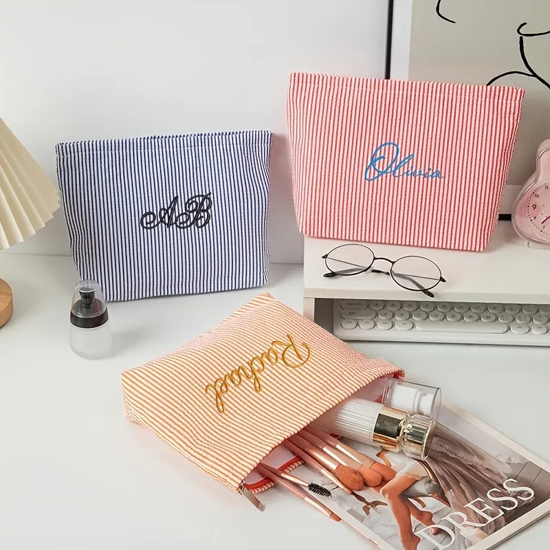 Pochette de toilette brodée personnalisée à rayures, idéale pour le rangement des articles de beauté quotidiens, cadeau parfait pour les fêtes