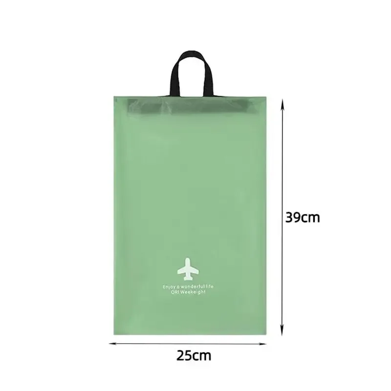 ensemble de trois sacs de rangement de voyage minimalistes et modernes, un organisateur de bagages essentiel et un organisateur de garde-robe/sous-vêtements.