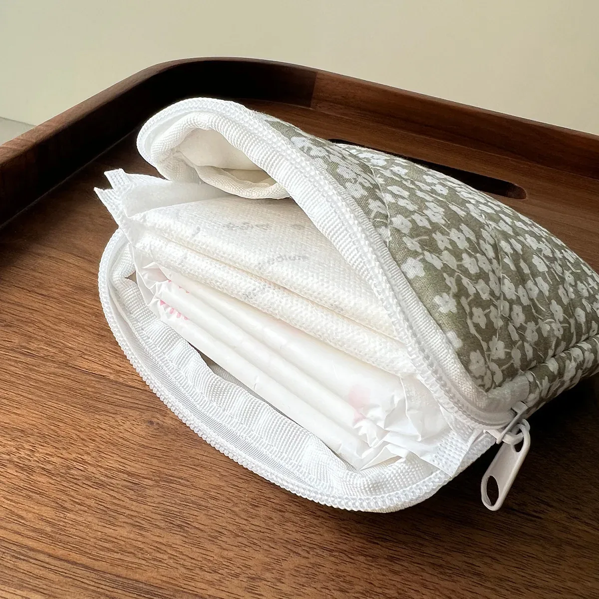 sac de rangement carré à motifs de petites fleurs grises, petit sac cosmétique portable carré, sac de rangement pour serviettes hygiéniques