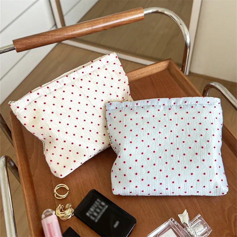 pochette cosmétique rouge à pois froncée, petite trousse de toilette en toile crème pour rouge à lèvres et articles divers, organiseur de voyage portable, cadeau pour fille