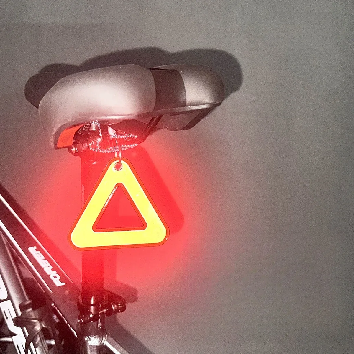 pendentif réfléchissant pour sacs d'école, réflecteur de sécurité triangulaire, étiquette suspendue de sécurité pour étudiants pour la marche nocturne et le cyclisme