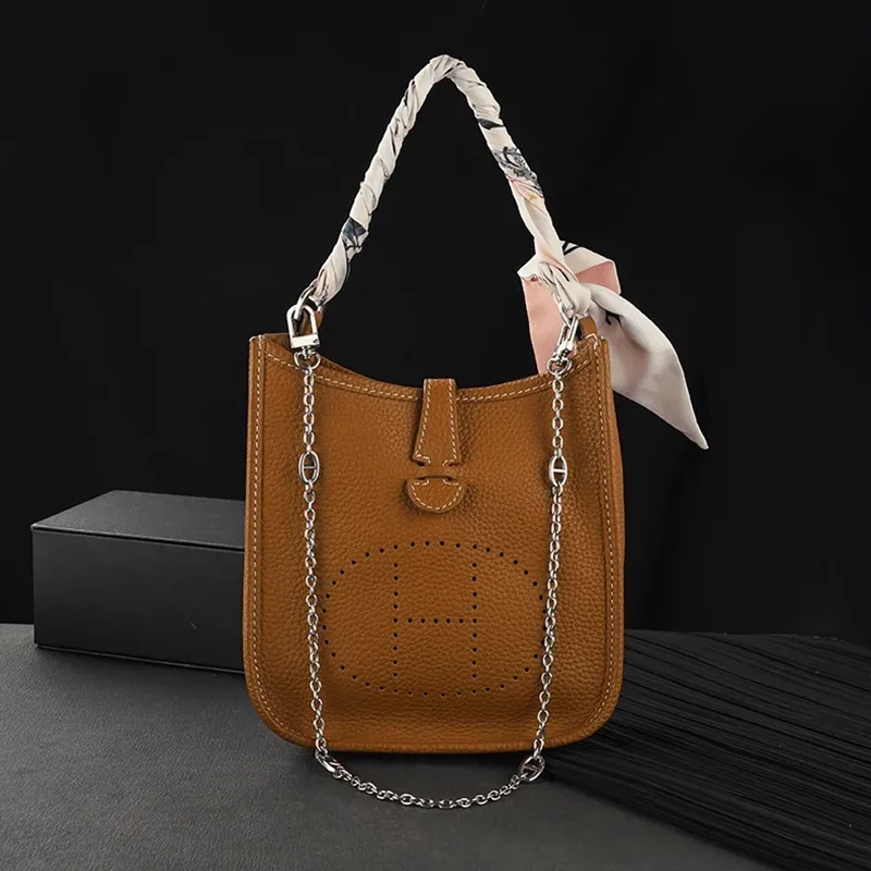 chaîne sangle sac métal or argent marron motifs simples voyage mode accessoires bandoulière épaule transport