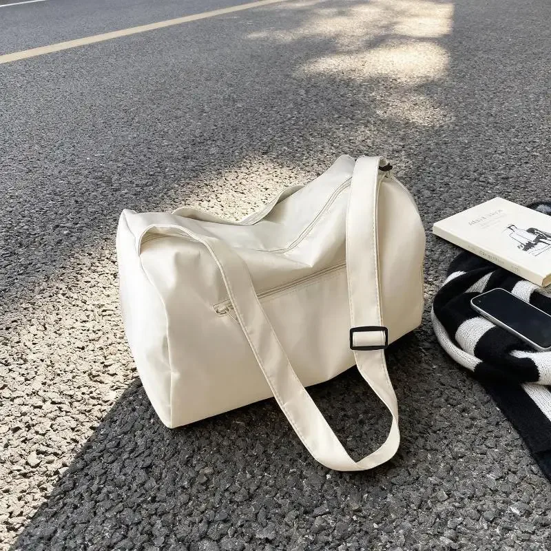 Sac de sport en nylon beige résistant à l'eau avec sangle réglable, grande capacité pour la salle de sport, les voyages et les trajets quotidiens