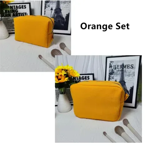 trousse de toilette personnalisée en tissu gaufré : pochette de toilette monogrammée | organisateur de voyage avec nom brodé | cadeau pour une future mariée