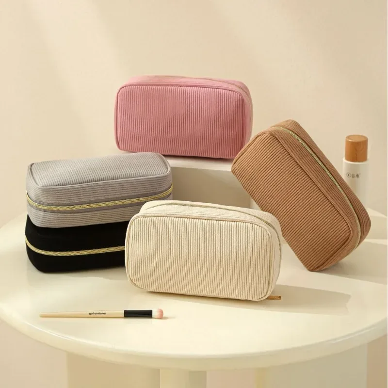 pochette de maquillage portable en velours côtelé pour femmes, pochette de rangement minimaliste pour cosmétiques de voyage, organiseur doux pour les articles de beauté quotidiens