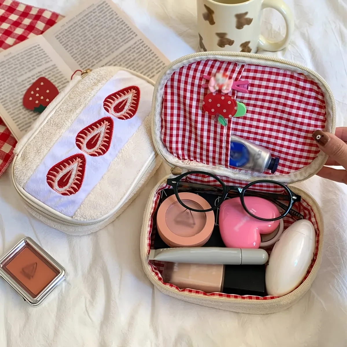 1 pièce Trousse de maquillage brodée fraise avec doublure à carreaux, pochette cosmétique portable, sac brodé mignon de style coréen pour le voyage
