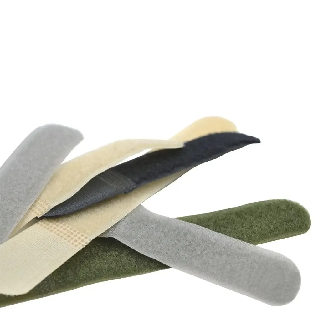 organisateur léger plastique vert olive rugueux rectangulaire grande centrale partie tissu différente fixation cordons attachement câbles organisation sac dos aventurier