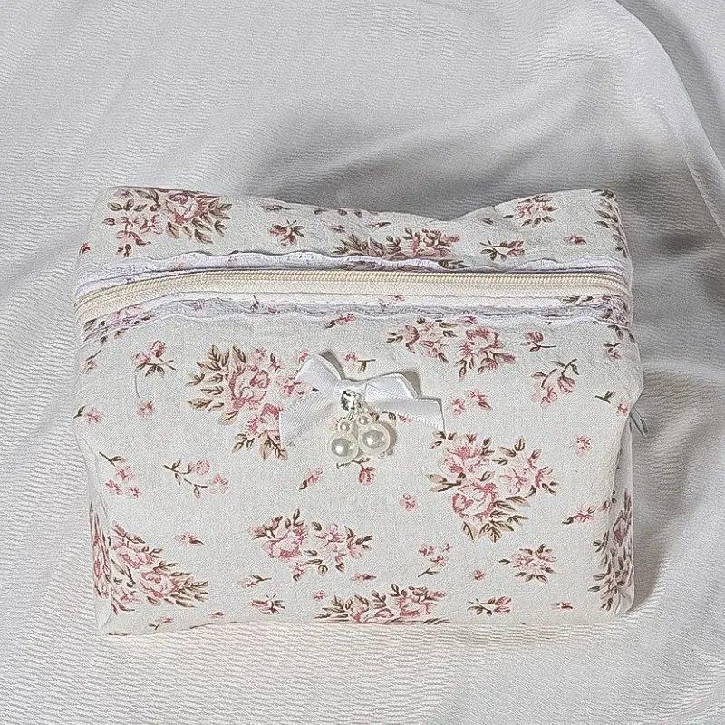 trousse de maquillage élégante en dentelle blanche, pochette cosmétique de mariée matelassée avec nœud brodé floral, cosmétique cadeau de toilette de voyage pour femmes