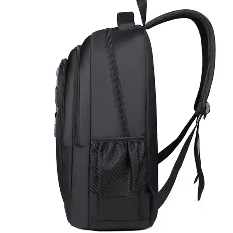 sac dos nylon noir accents orange motif flèches blanc bande latérale compartiments ordinateur grande capacité usage voyage