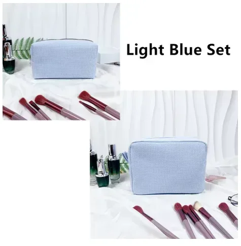 trousse de toilette personnalisée en tissu gaufré : pochette de toilette monogrammée | organisateur de voyage avec nom brodé | cadeau pour une future mariée