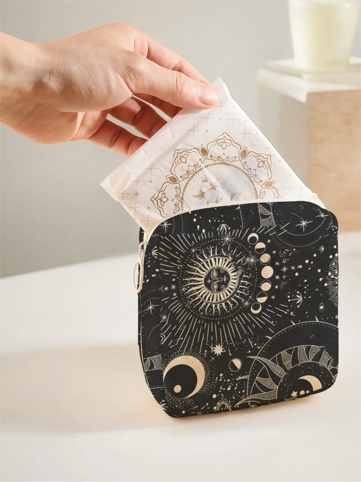 1 sac de rangement portable pour serviettes hygiéniques, fait de motif d'étoile de lune et de matériau en maille de diamant, sac en tissu léger pour femmes