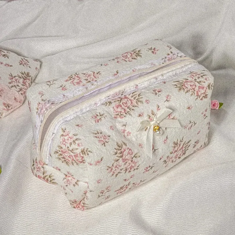 trousse de toilette de voyage pour femme, élégante pochette à maquillage en dentelle blanche, pochette à cosmétiques matelassée pour mariée avec broderie florale et nœud