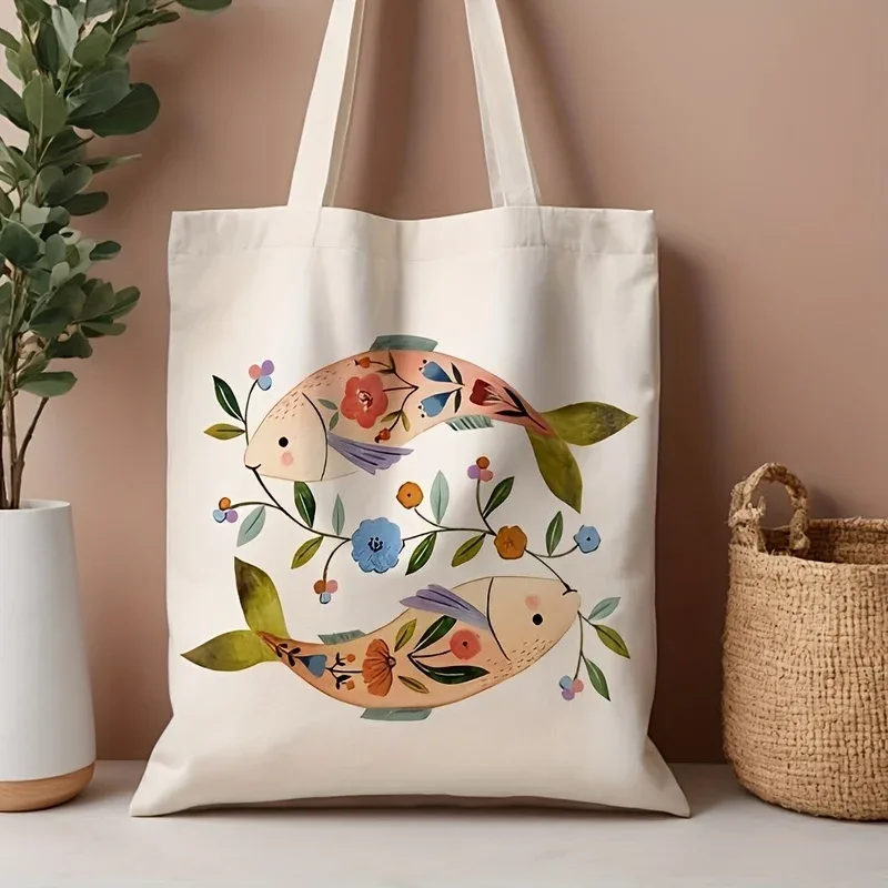 sac fourre-tout en forme de poisson koi aquarelle, motif artistique de poisson basse avec détails floraux, sac à bandoulière léger, adapté à la nature et à l'art