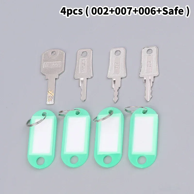 cadenas clés métalliques formes diverses motifs gravés couleurs argentées palette variée usage sécurité bagages voyage