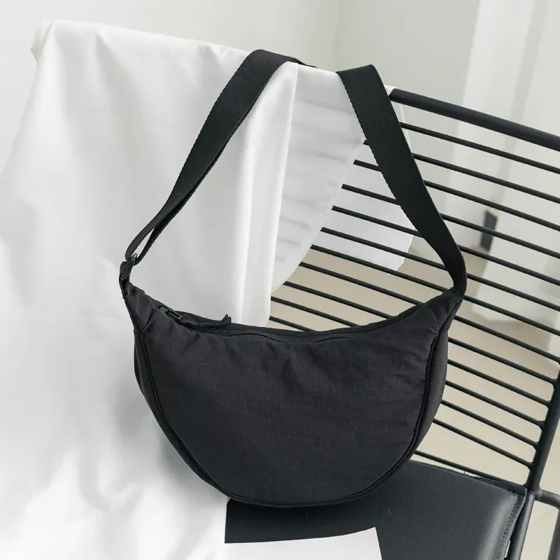 sac bandoulière polyvalent en nylon léger, durable et élégant, disponible en plus de 20 couleurs vibrantes pour un usage quotidien, les voyages et les sorties.