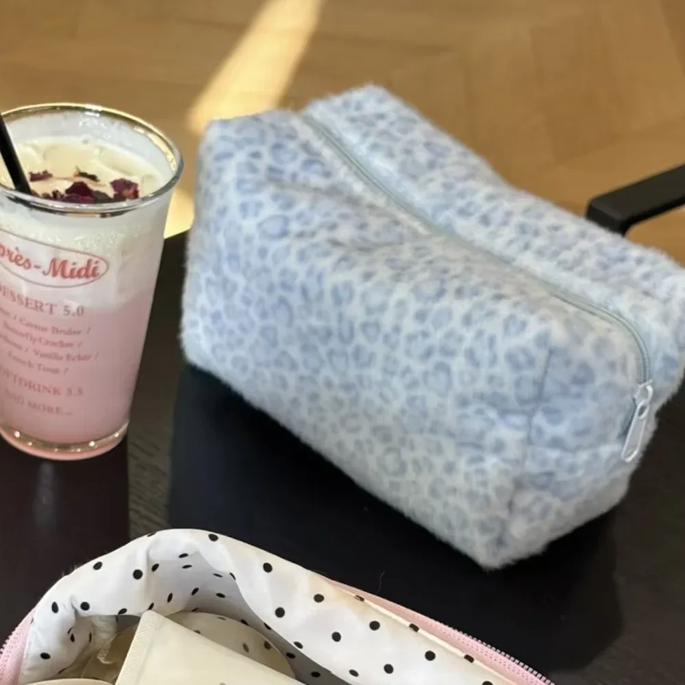 pochette de maquillage durable à imprimé léopard duveteux, organiseur de toilette pour femmes, pochette de rangement cosmétique portable pour les filles, utilisation quotidienne en extérieur