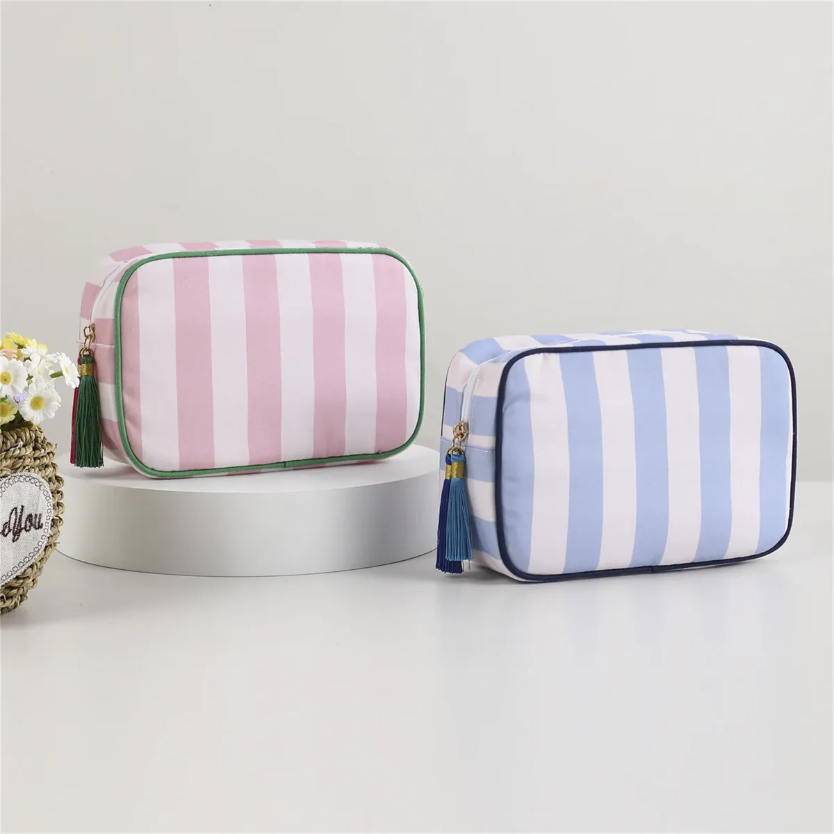 grand sac à cosmétiques portable rayé pour femmes, sac de maquillage à pompon avec fermeture éclair, pochette de rangement de grande capacité