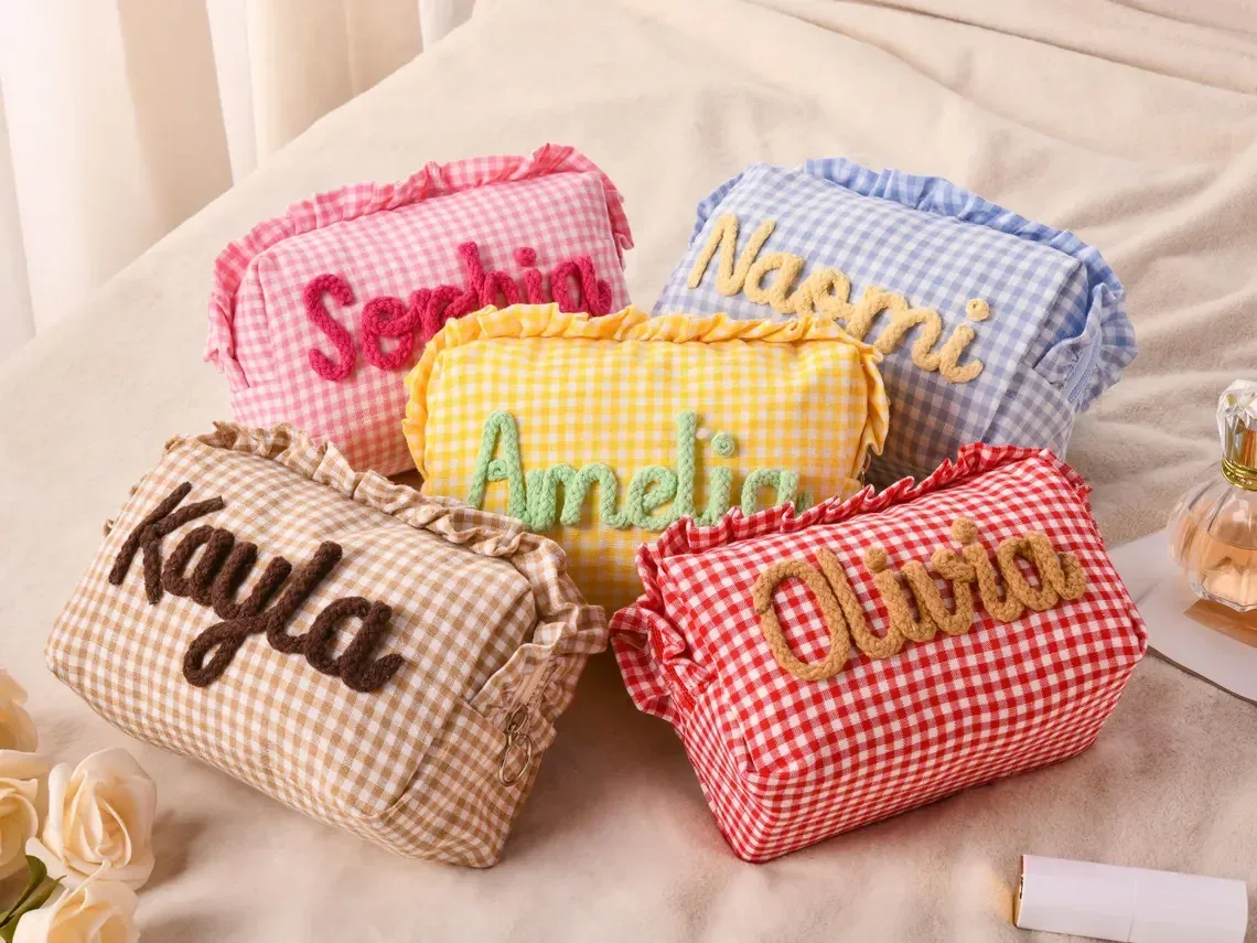 pochette de maquillage personnalisée à volants en gingham, trousse de toilette avec nom personnalisé, cadeau pour les demoiselles d'honneur