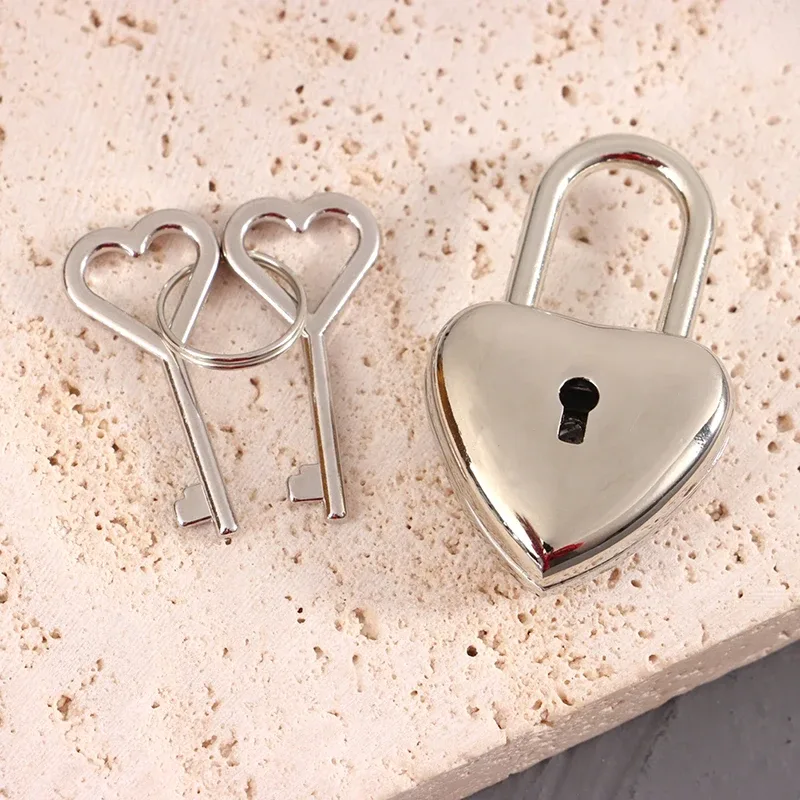 cadenas forme coeur métal rose voyage organisation sécurité clé durabilité accessoire protection collectible cadeau