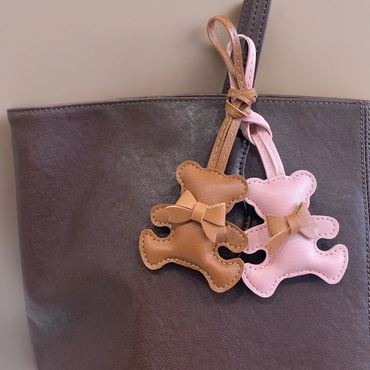 adorable breloque de sac en cuir pu en forme d'ours, pose câlin avec un petit nœud, pendentif animal pour sacs à main et sacs à dos, cadeau pour filles