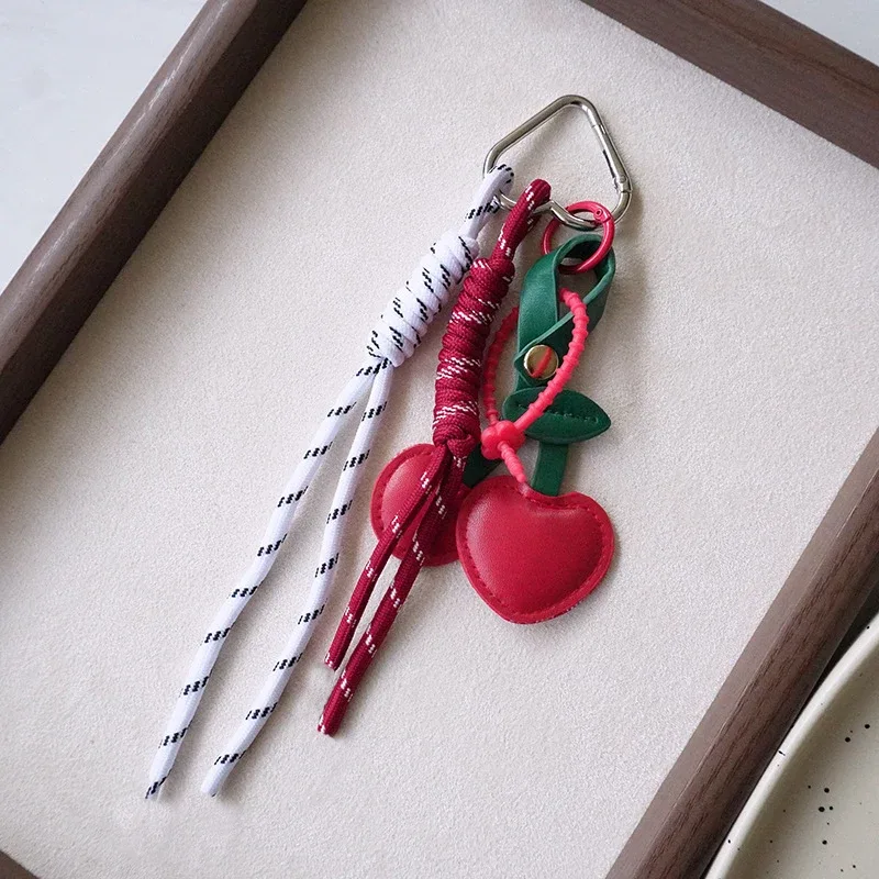 Porte-clés pendentif en cuir PU tressé avec motif fraise et cerise, accessoire de sac à dos pour femme