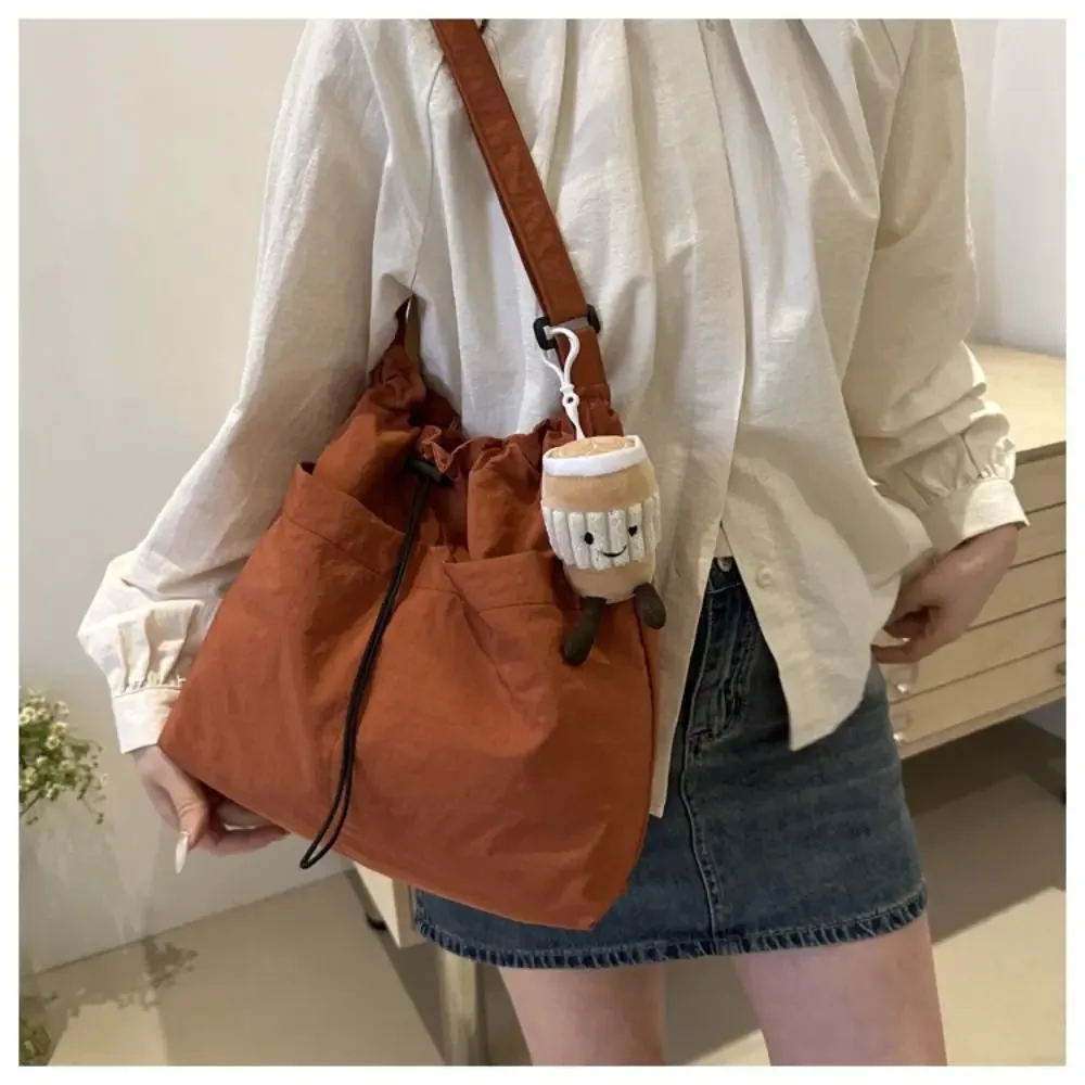 sac fourre-tout en nylon pour femmes, fourre-tout décontracté de voyage à la mode, sac à bandoulière avec cordon de serrage, grande capacité, sac seau étanche