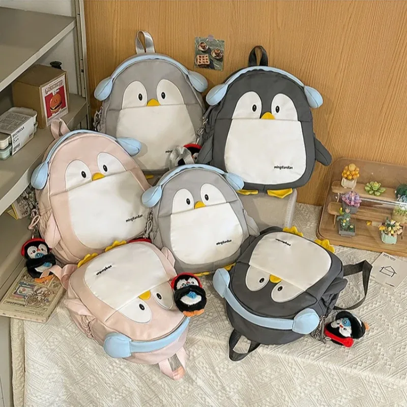 sac à dos mignon pingouin de dessin animé avec breloque moelleuse pour adolescentes, sac à dos kawaii décontracté en nylon, cartable léger pour l'école et les voyages
