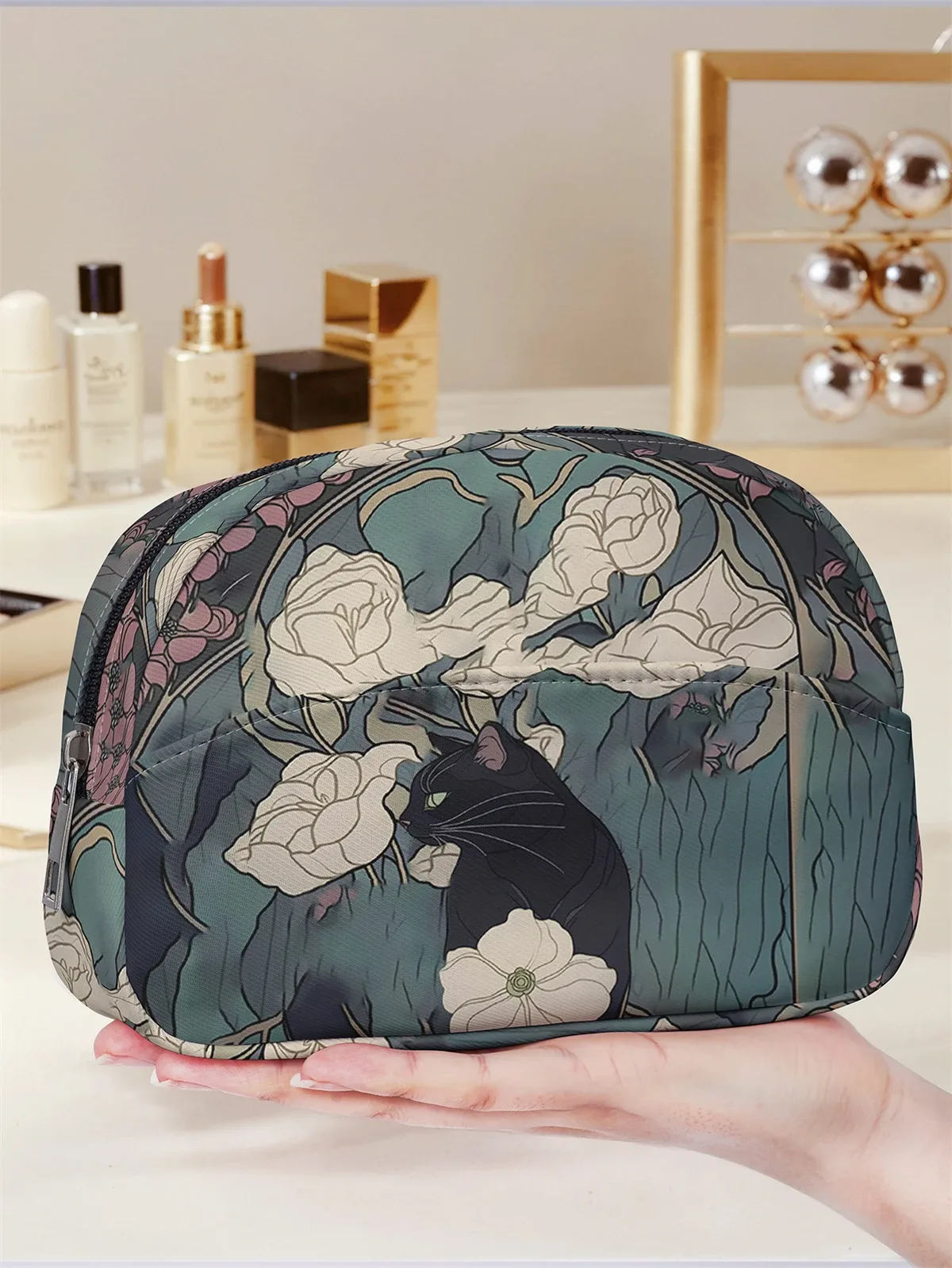 trousse de maquillage art nouveau à motif floral blanc et chat noir, avec fermeture éclair, pour le rangement des articles de toilette en voyage.