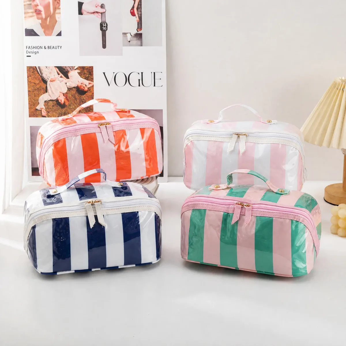 Sac de voyage léger à grande capacité en PVC rayé pour cosmétiques, haute valeur esthétique, matériau intérieur Oxford imperméable, triangulaire