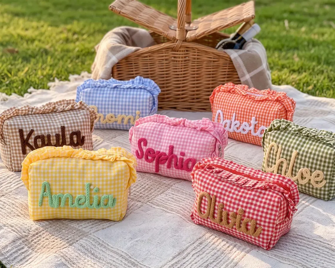 pochette de maquillage personnalisée à volants en gingham, trousse de toilette avec nom personnalisé, cadeau pour les demoiselles d'honneur
