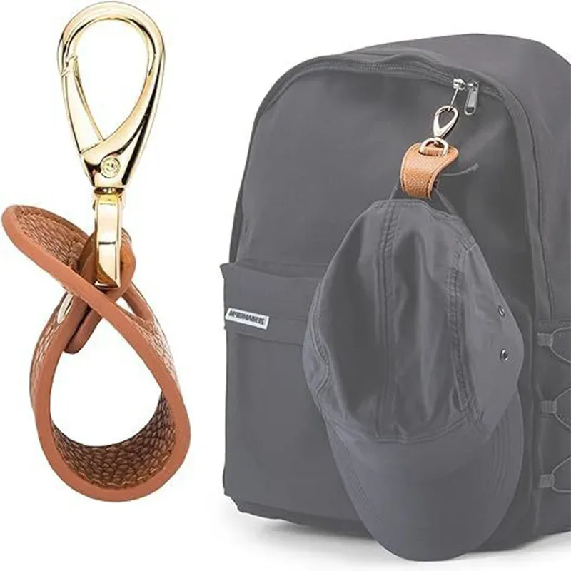 porte-chapeau cuir marron boucle métallique dorée accessoire sac dos voyage extérieur clip chapeau visière ornementalité multifonctionnelle sangle sac dos