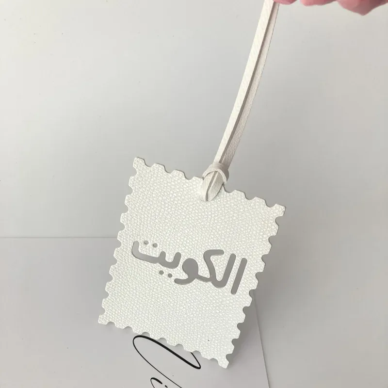 étiquette bagage imitation cuir motif dentelé couleur multiple texte arabes voyage identité valises nom adresse