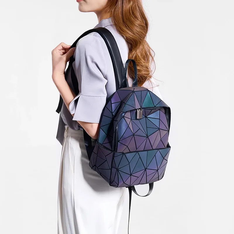 Sac à dos tendance et polyvalent pour femmes, orné d’un motif en losanges, avec un motif géométrique en losanges et des coutures changeant de couleur dans l’obscurité.