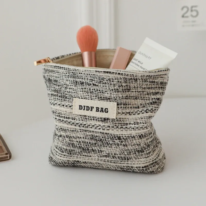 trousse toilette polyester noir blanc motifs points zip doré format carré oreiller minimaliste cosmétiques voyage femmes